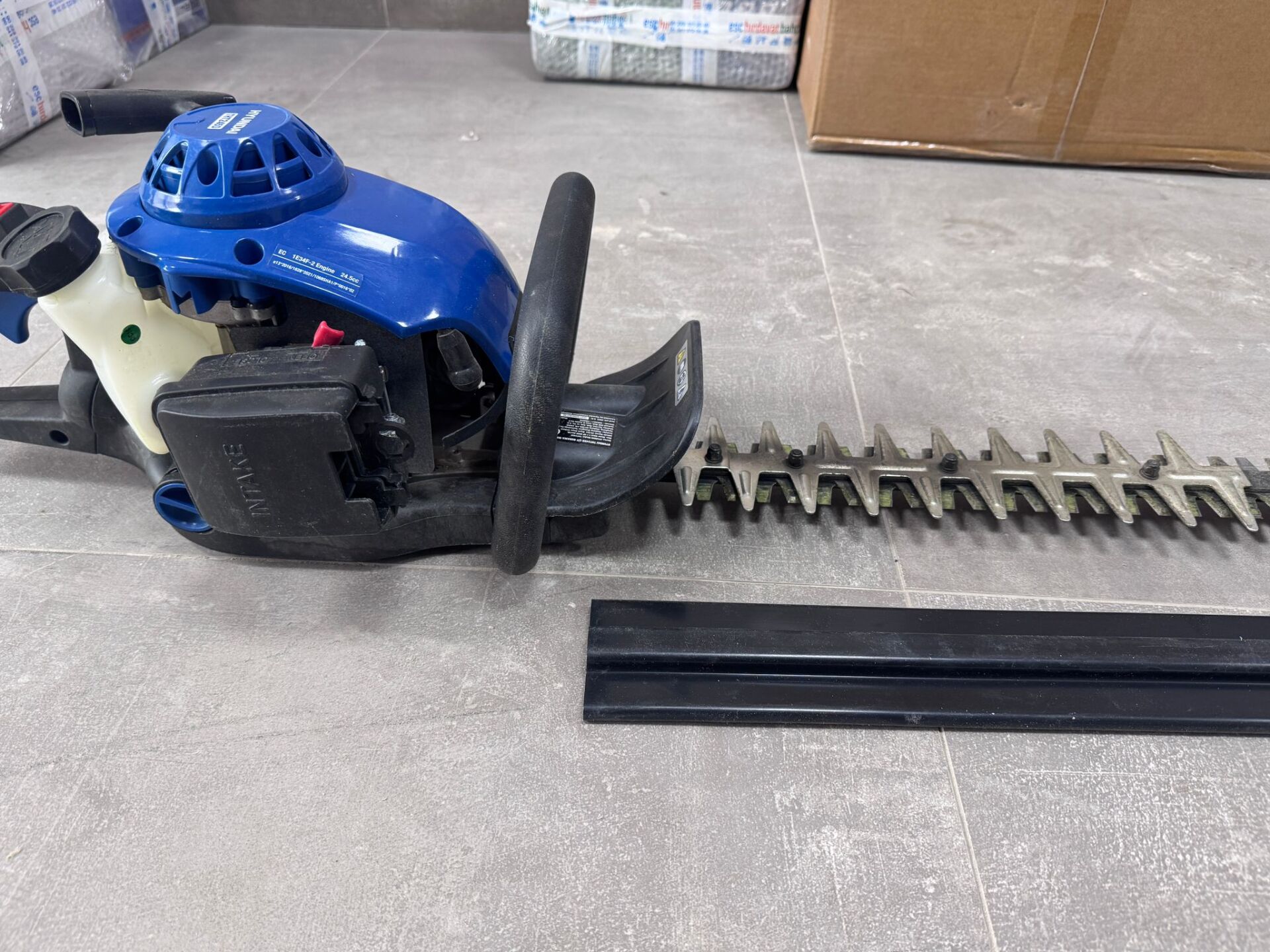 Hyundai THT245D Benzinli Çit Budama Makinası 61 cm 25,4 cc Teşhir Ürünü