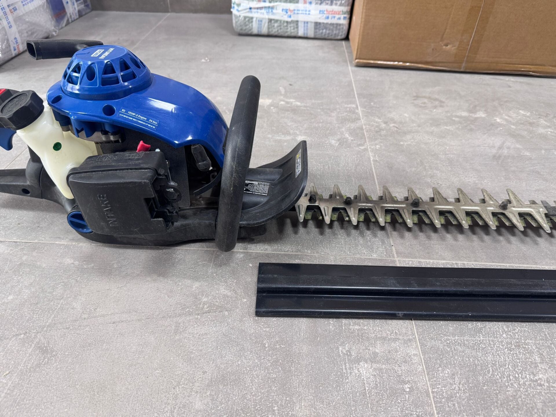 Hyundai THT245D Benzinli Çit Budama Makinası 61 cm 25,4 cc Teşhir Ürünü