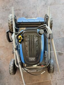 Hyundai HYM510SP 196cc Benzinli Şanzımanlı Çim Biçme Makinesi – 51 cm Geniş Bıçak Teşhir Ürünü