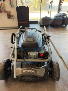 Hyundai HYM510SP 196cc Benzinli Şanzımanlı Çim Biçme Makinesi – 51 cm Geniş Bıçak Teşhir Ürünü